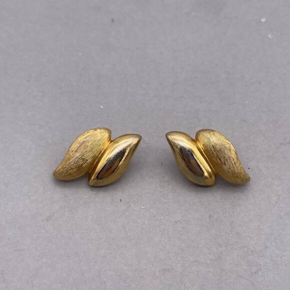 Vintage Napier Pierced Earrings Textured Drop Gold Tone Butter Fly Closure - Picture 2 of 5